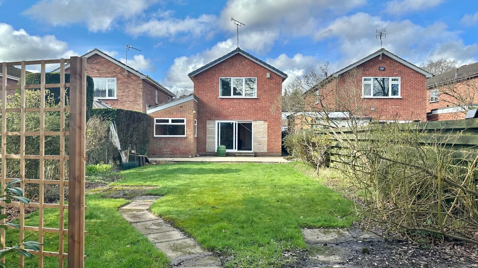 3 bedroom detached house Let in Coventry - Photograph 16.