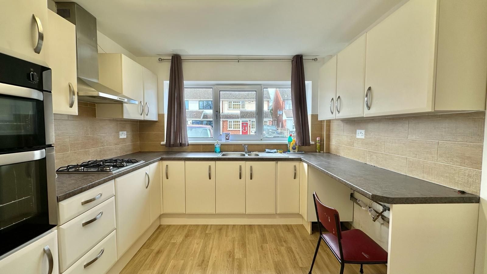 3 bedroom detached house Let in Coventry - Photograph 6.