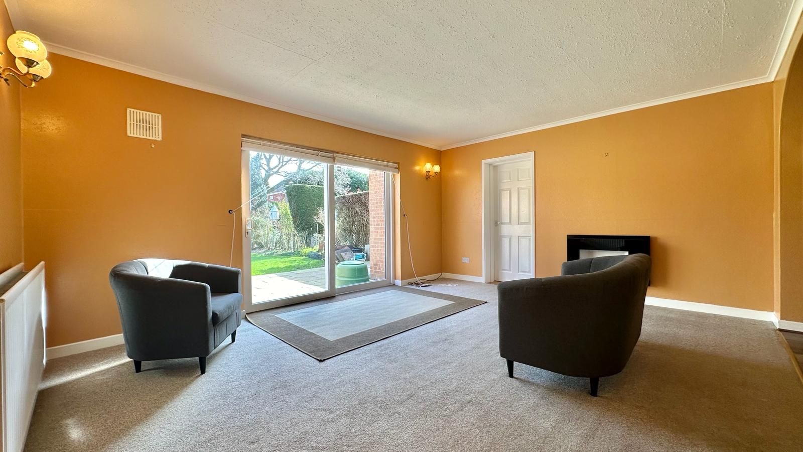 3 bedroom detached house Let in Coventry - Photograph 3.