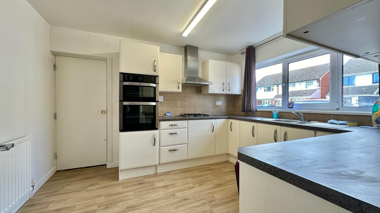 3 bedroom detached house Let in Coventry - Photograph 5.