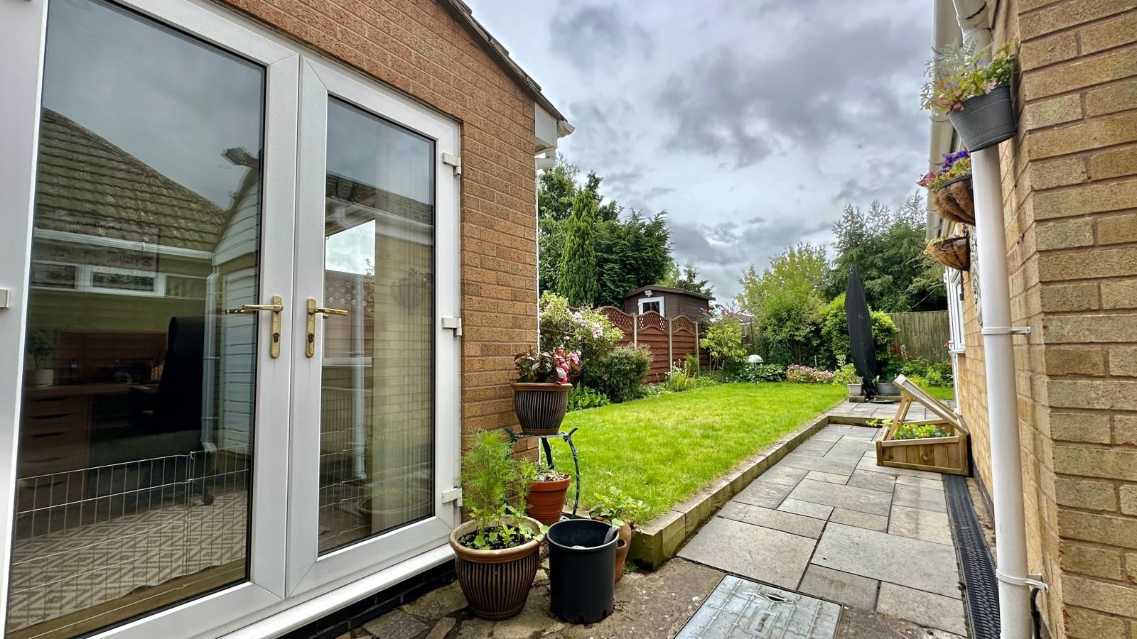 3 bedroom semi-detached house Sold in Coventry - Photograph 17.