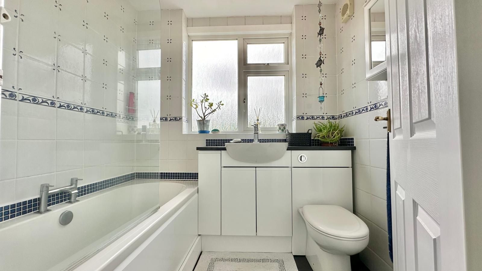 3 bedroom semi-detached house Sold in Coventry - Photograph 16.