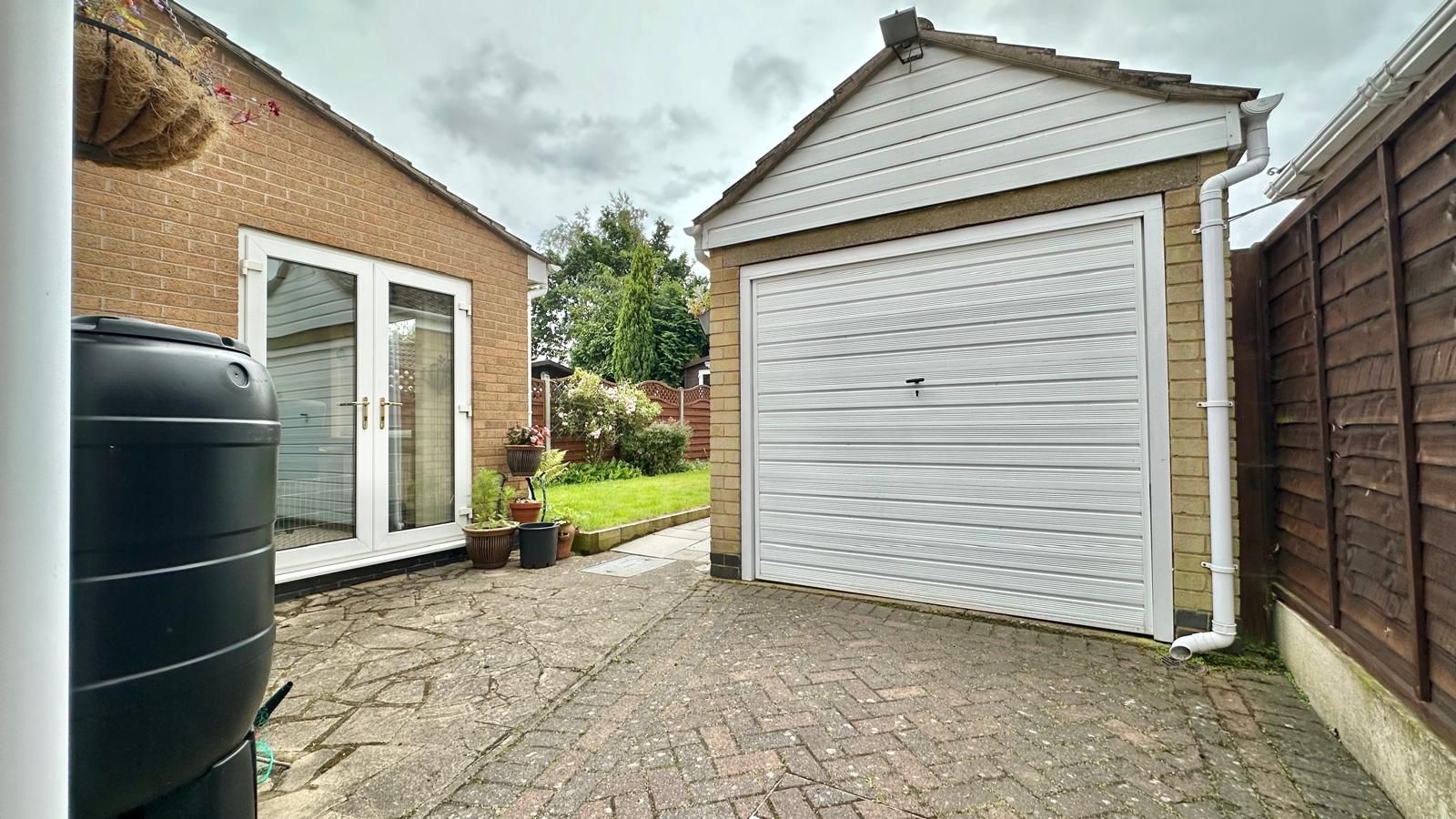 3 bedroom semi-detached house Sold in Coventry - Photograph 18.
