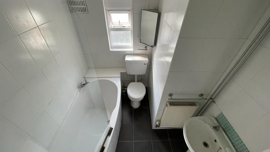 2 bedroom mid terraced house Sold in Coventry - Bathroom.