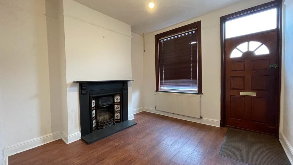 2 bedroom mid terraced house Sold in Coventry - Lounge.