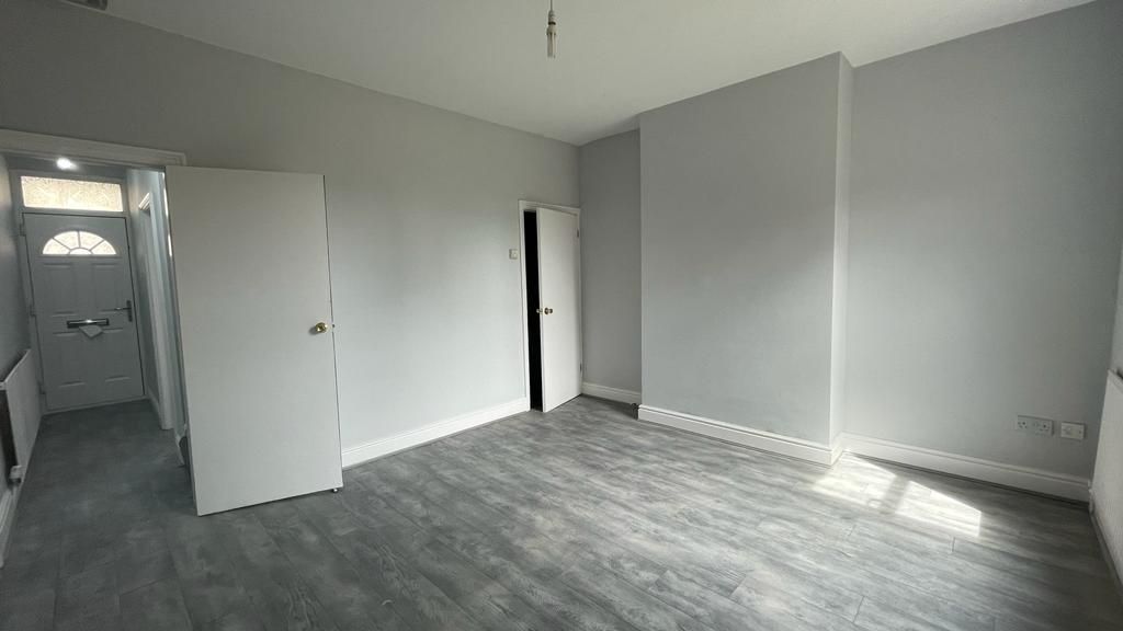 3 bedroom mid terraced house Let in Coventry - Lounge.