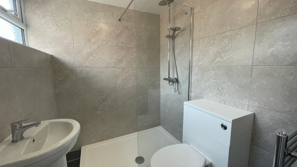 3 bedroom mid terraced house Let in Coventry - Bathroom.