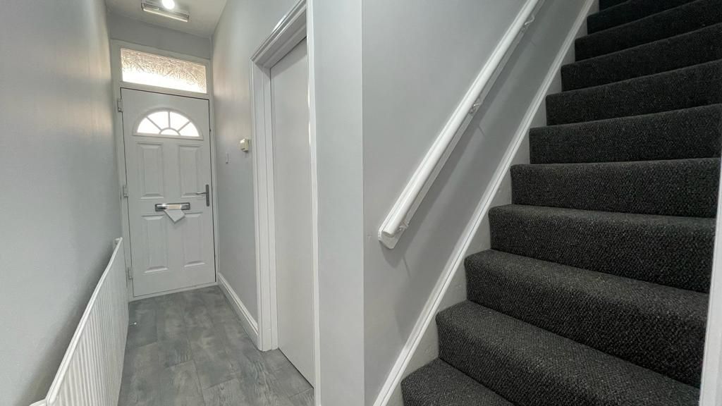 3 bedroom mid terraced house Let in Coventry - Hallway.