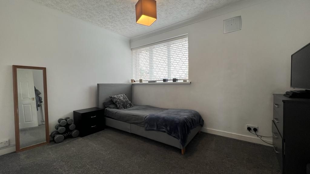 3 bedroom mid terraced house Sold in Coventry - Photograph 13.