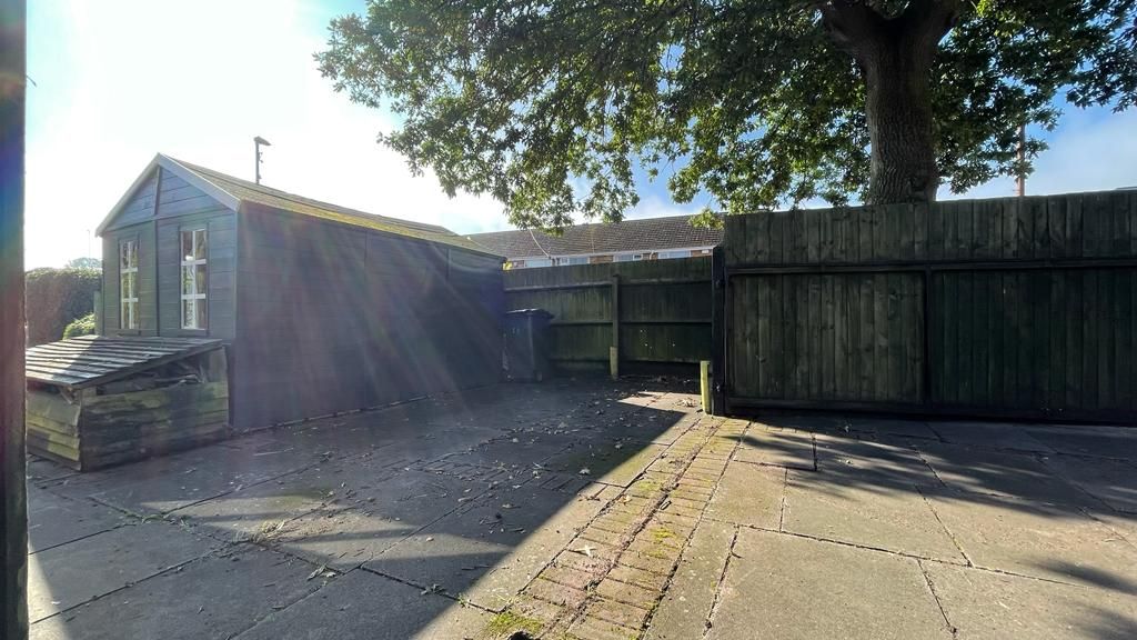 4 bedroom end terraced house Sold in Coventry - Access to rear.