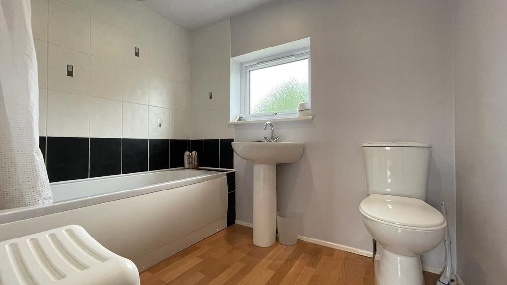 4 bedroom end terraced house Sold in Coventry - Bathroom.