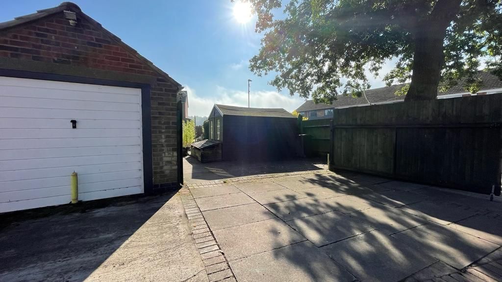 4 bedroom end terraced house Sold in Coventry - Parking.