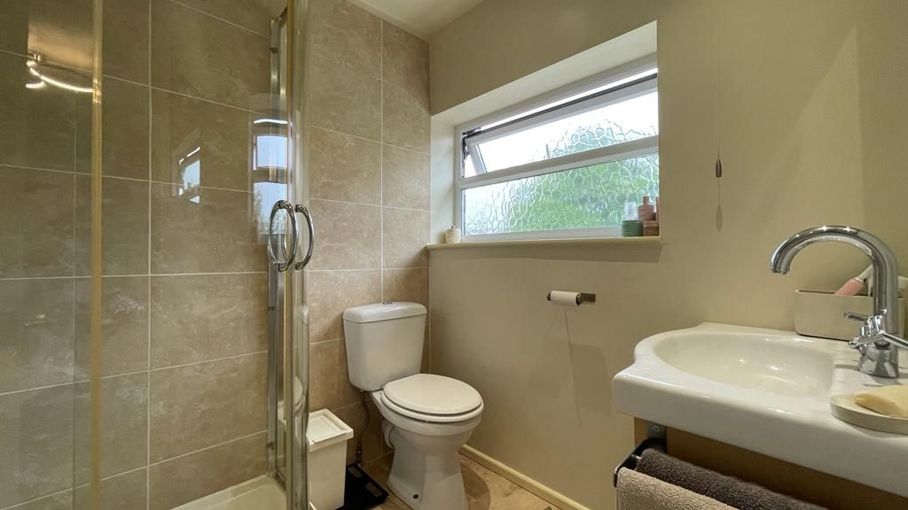 4 bedroom end terraced house Sold in Coventry - En-suite.