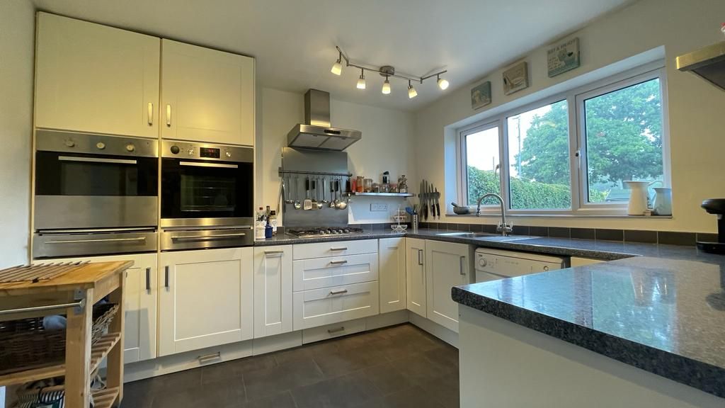 4 bedroom end terraced house Sold in Coventry - Kitchen.