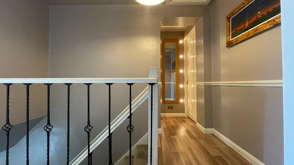 4 bedroom end terraced house Sold in Coventry - Landing.