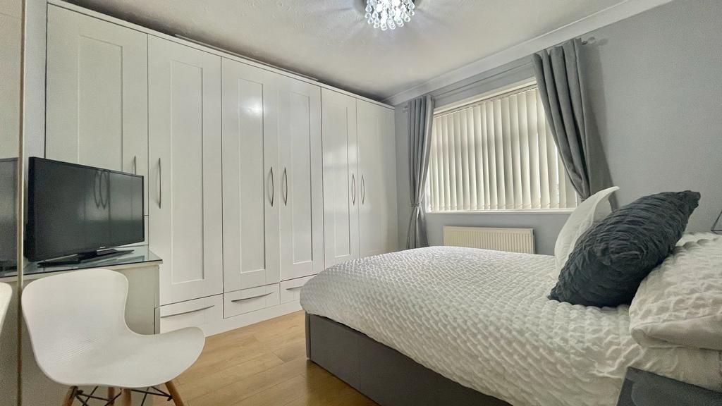 4 bedroom semi-detached house Sold in Coventry - Photograph 17.