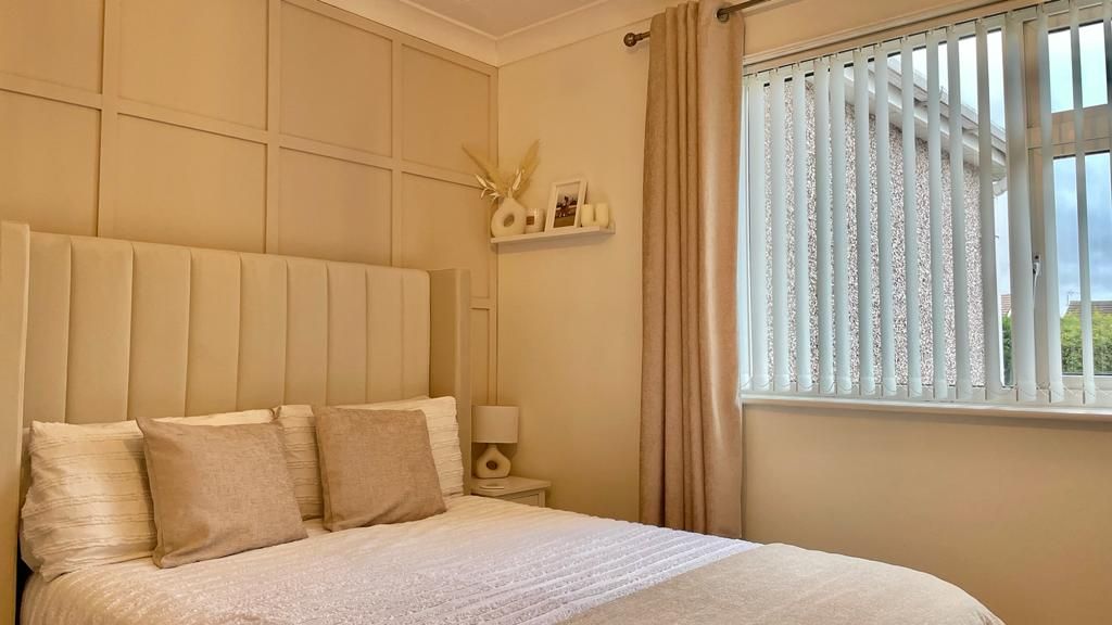 4 bedroom semi-detached house Sold in Coventry - Photograph 15.