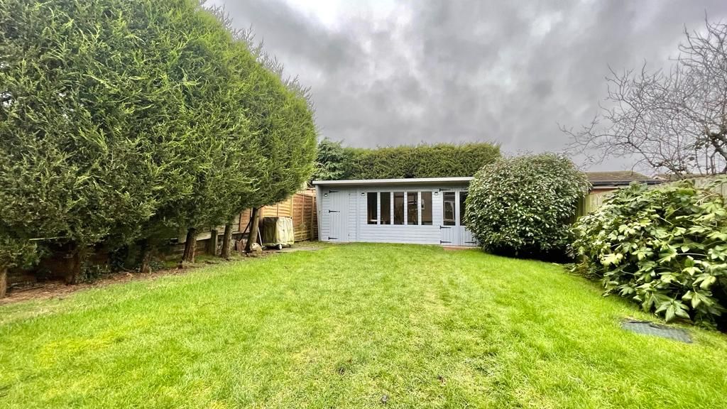4 bedroom semi-detached house Sold in Coventry - Photograph 21.