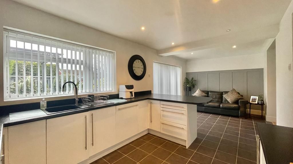 4 bedroom semi-detached house Sold in Coventry - Photograph 6.