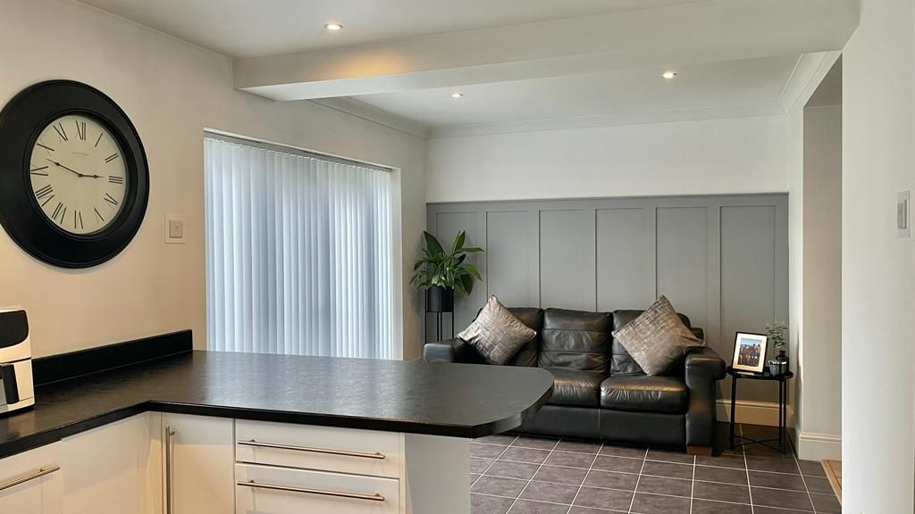 4 bedroom semi-detached house Sold in Coventry - Photograph 8.