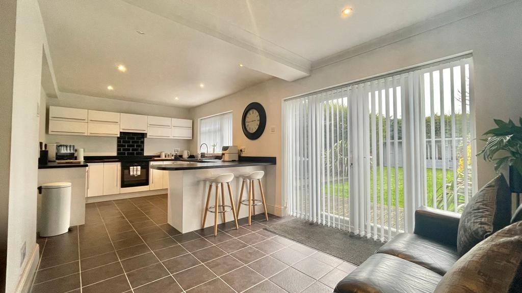 4 bedroom semi-detached house Sold in Coventry - Photograph 5.