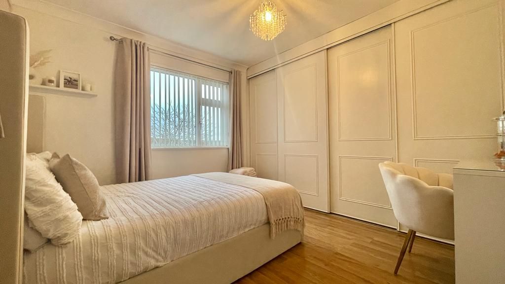 4 bedroom semi-detached house Sold in Coventry - Photograph 14.