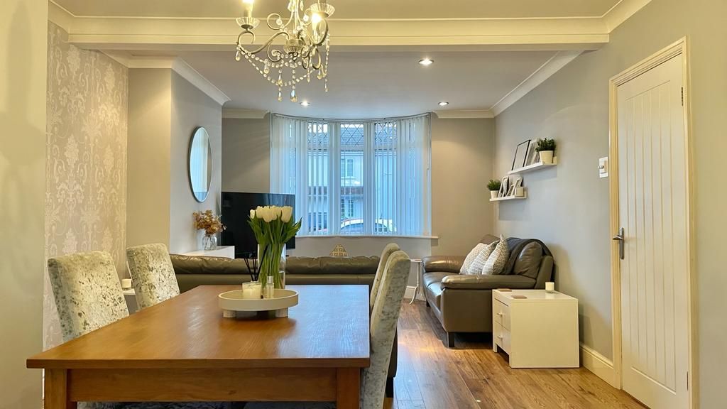 4 bedroom semi-detached house Sold in Coventry - Photograph 3.