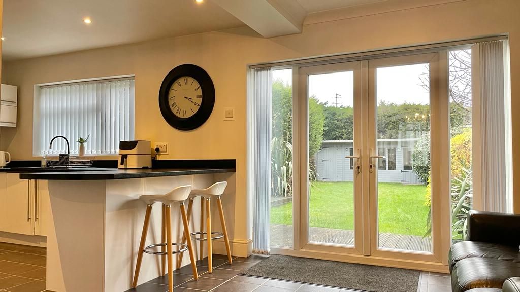 4 bedroom semi-detached house Sold in Coventry - Photograph 7.