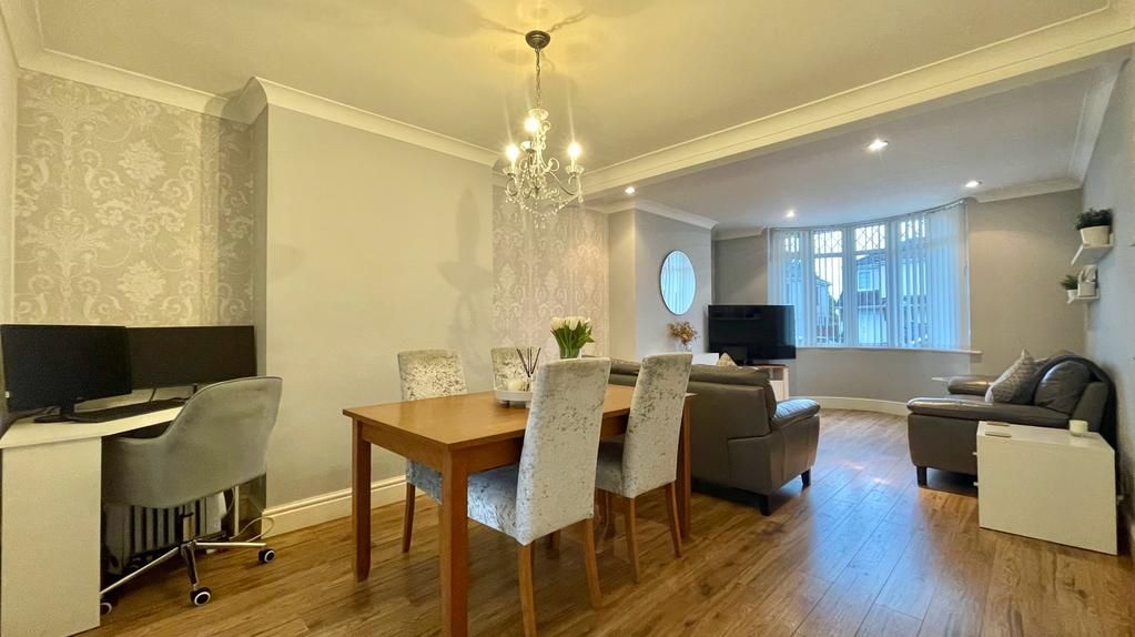 4 bedroom semi-detached house Sold in Coventry - Photograph 4.