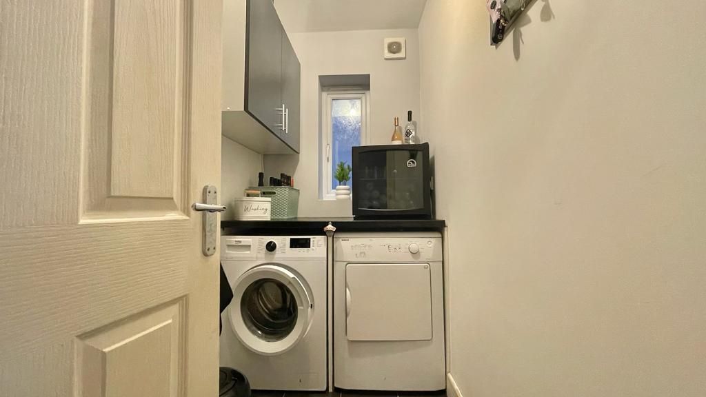 4 bedroom semi-detached house Sold in Coventry - Photograph 10.