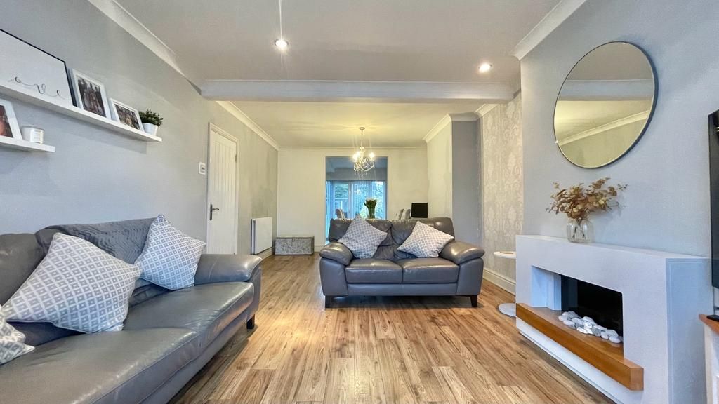 4 bedroom semi-detached house Sold in Coventry - Photograph 2.