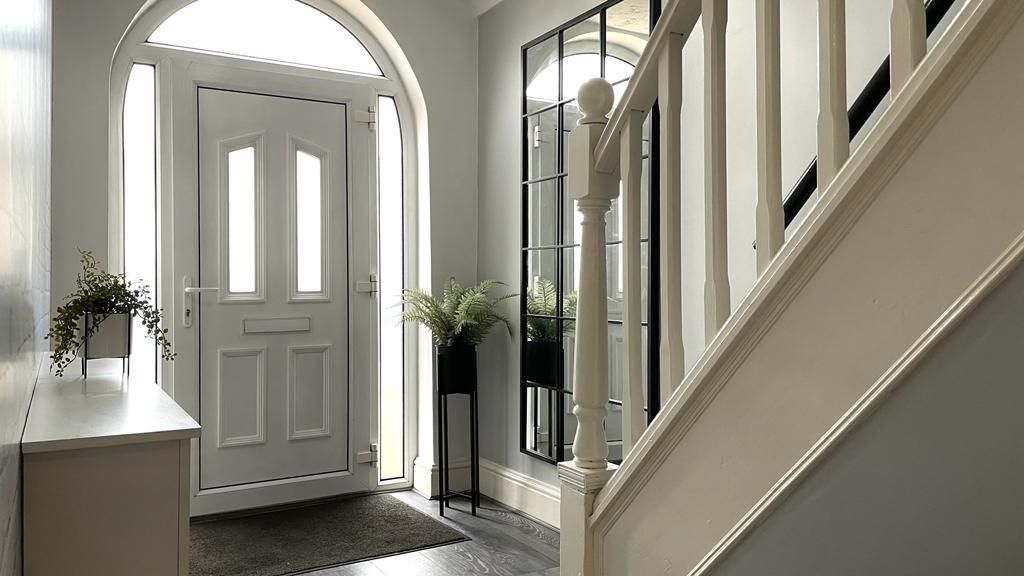 4 bedroom semi-detached house Sold in Coventry - Photograph 6.