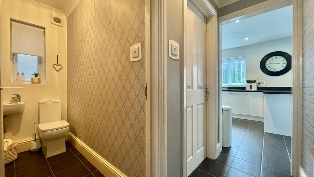 4 bedroom semi-detached house Sold in Coventry - Photograph 12.