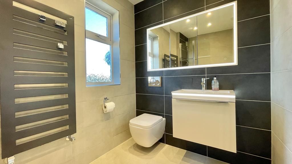 4 bedroom mid terraced house Sold in Coventry - Photograph 16.