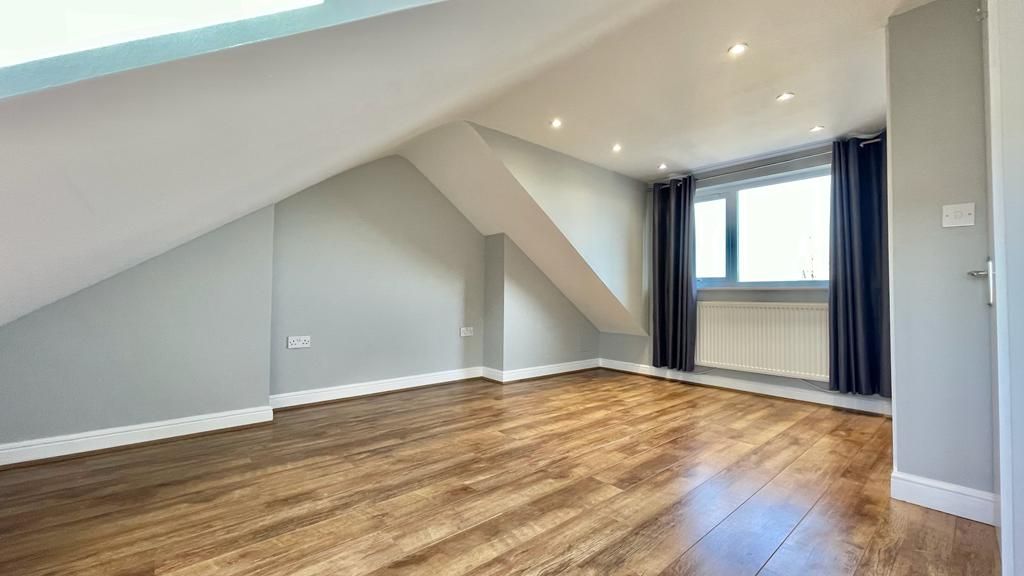 4 bedroom mid terraced house Sold in Coventry - Photograph 13.