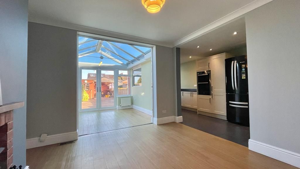 4 bedroom mid terraced house Sold in Coventry - Photograph 5.