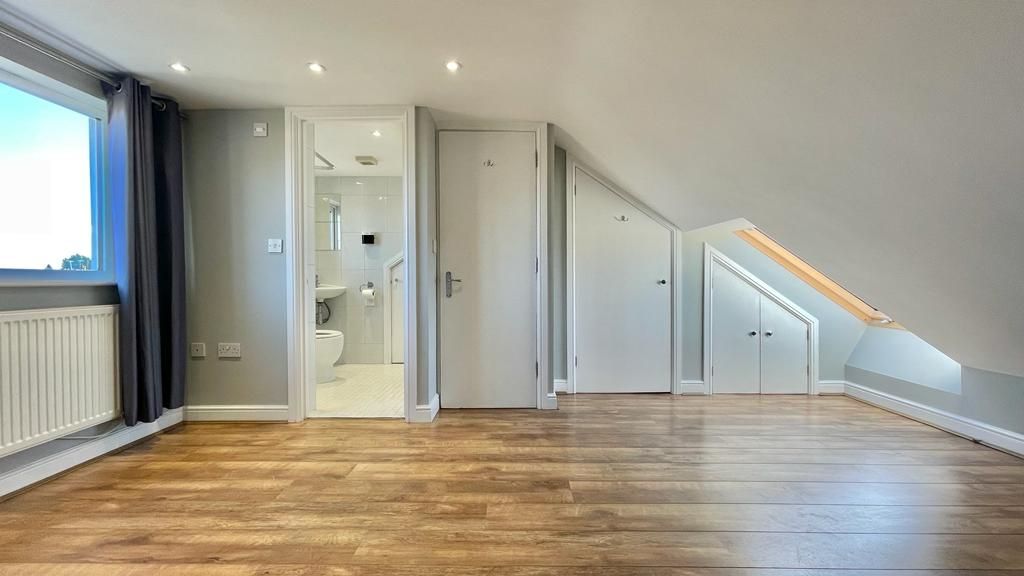 4 bedroom mid terraced house Sold in Coventry - Photograph 20.