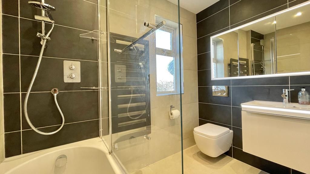 4 bedroom mid terraced house Sold in Coventry - Photograph 17.