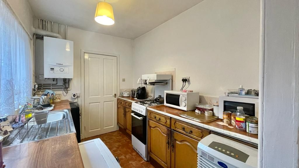 3 bedroom mid terraced house Sold in Coventry - Photograph 5.