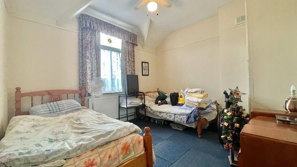 3 bedroom mid terraced house Sold in Coventry - Photograph 10.