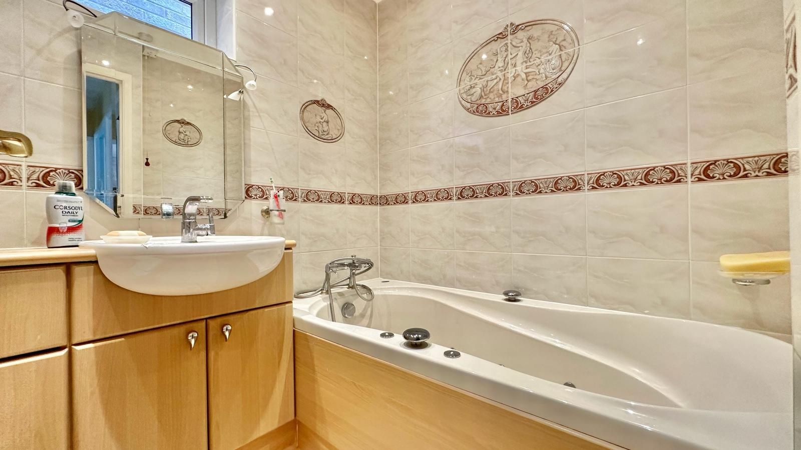 4 bedroom detached house Sold in Coventry - Photograph 12.