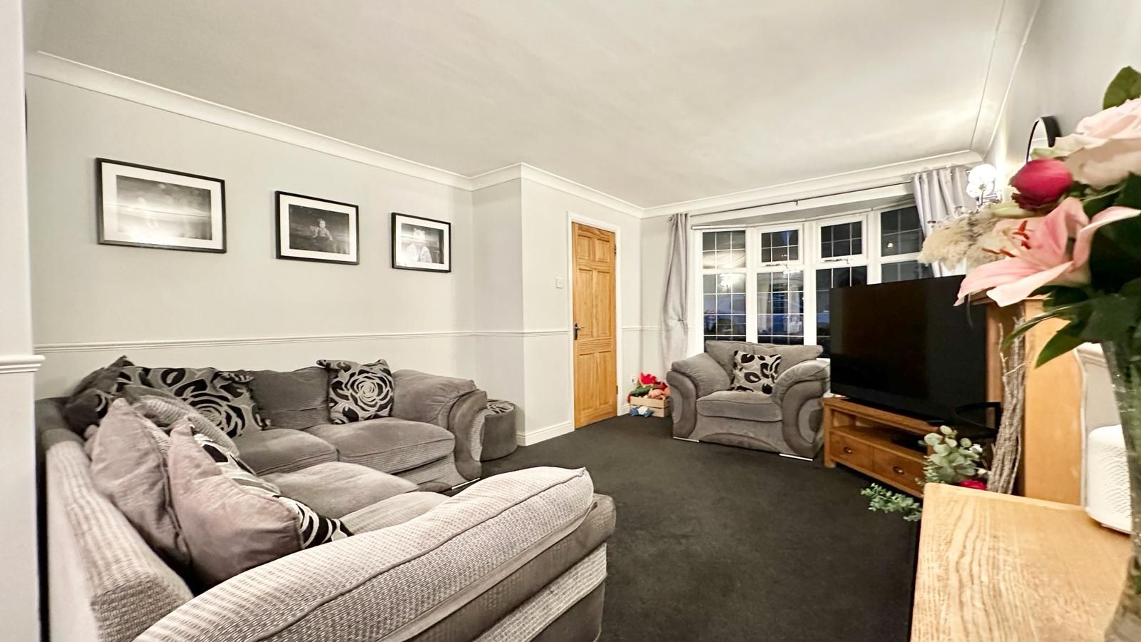 4 bedroom semi-detached house Sold in Coventry - Photograph 5.