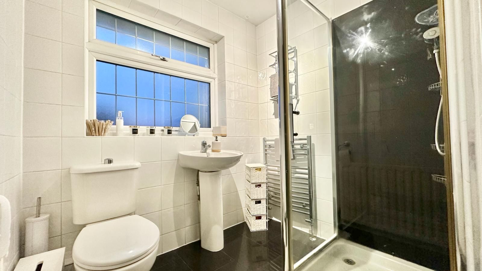 4 bedroom semi-detached house Sold in Coventry - Photograph 19.