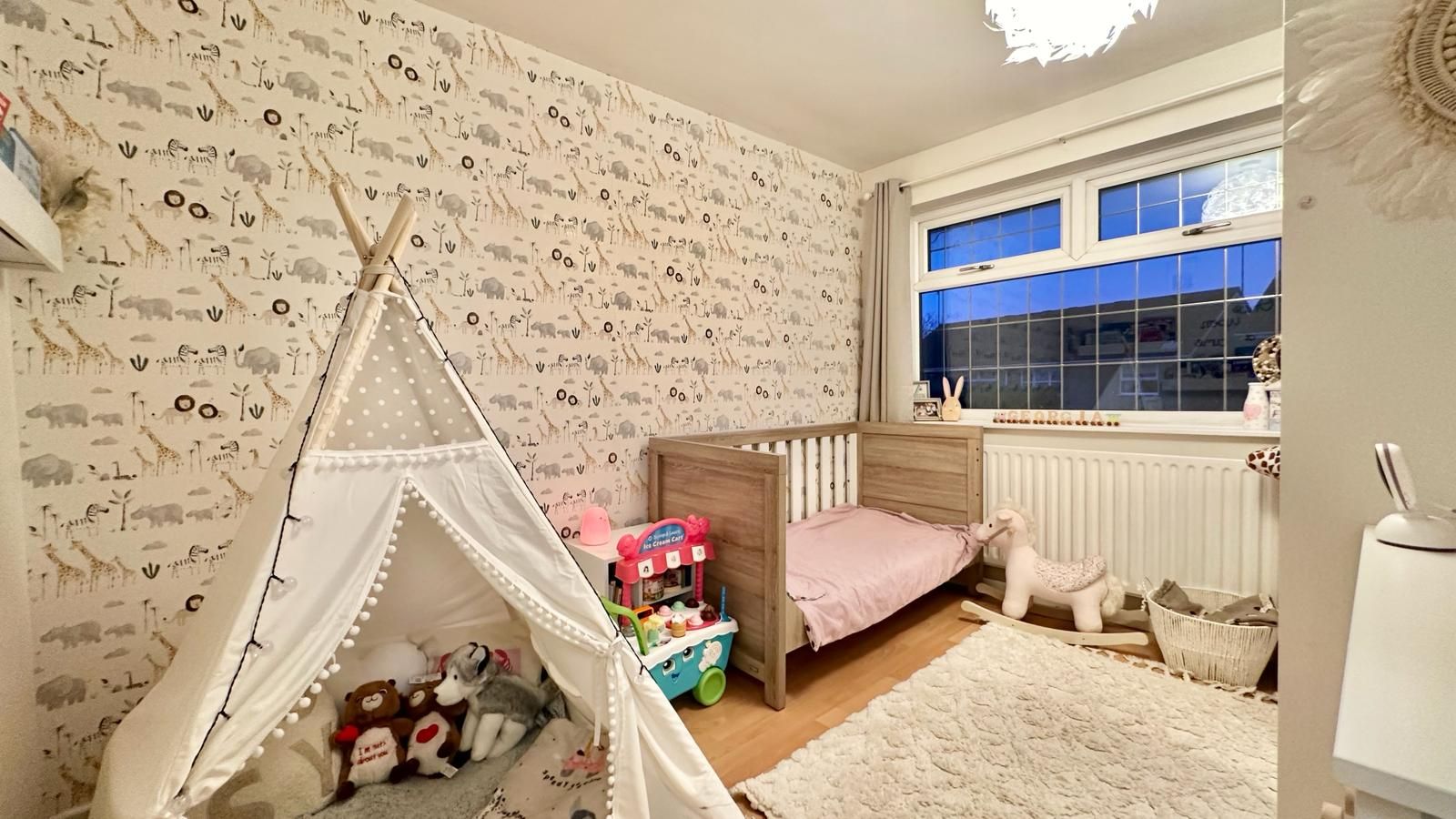4 bedroom semi-detached house Sold in Coventry - Photograph 17.