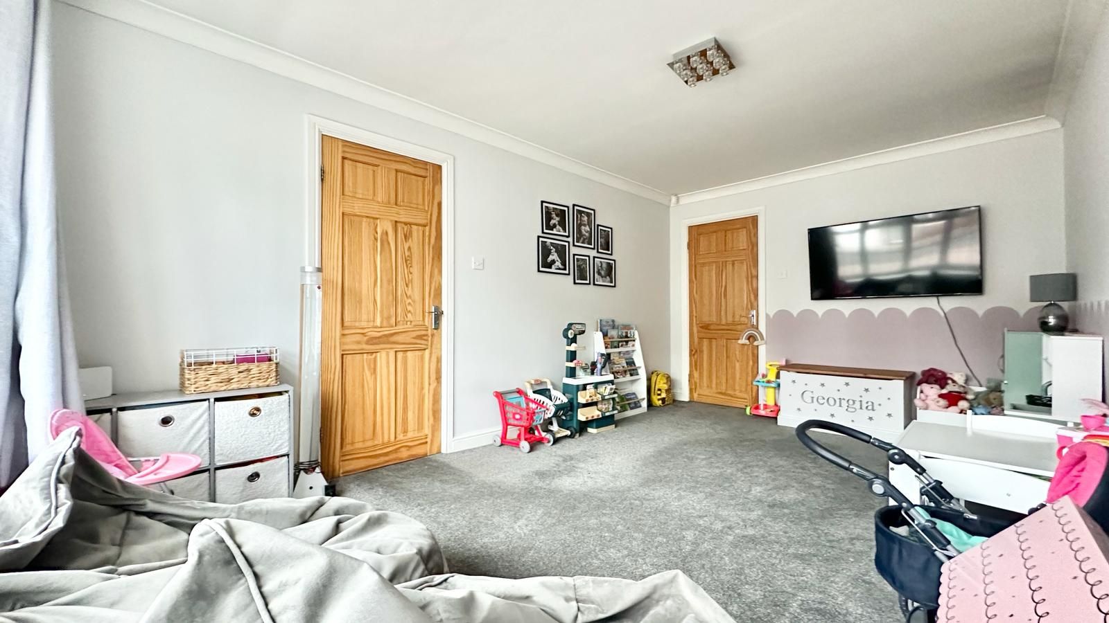 4 bedroom semi-detached house Sold in Coventry - Photograph 9.