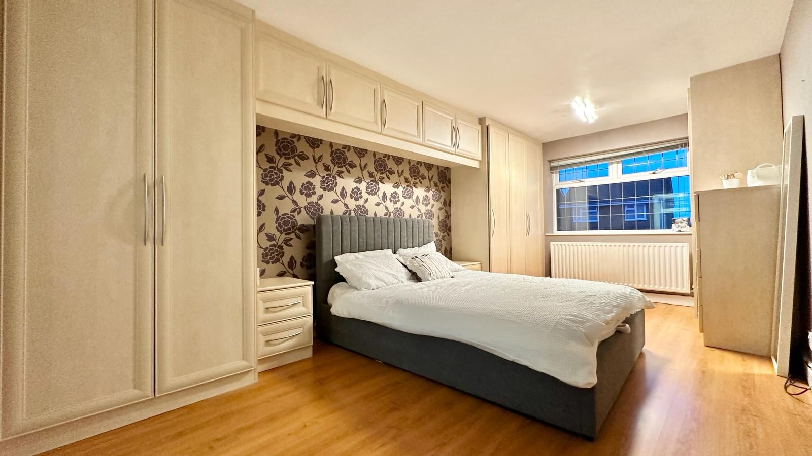 4 bedroom semi-detached house Sold in Coventry - Photograph 11.