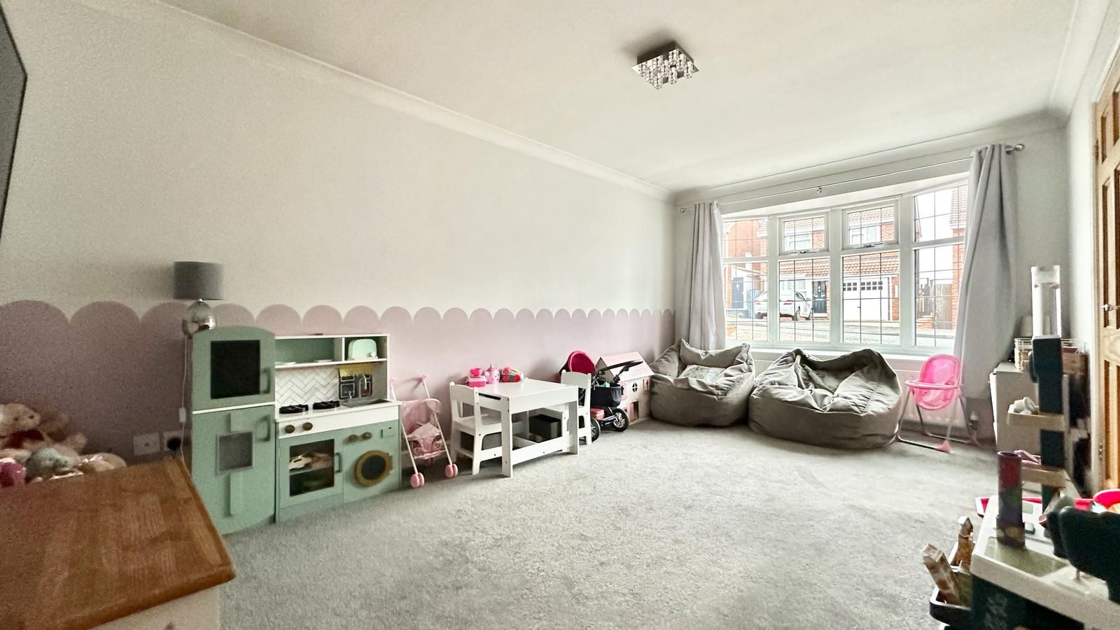 4 bedroom semi-detached house Sold in Coventry - Photograph 10.