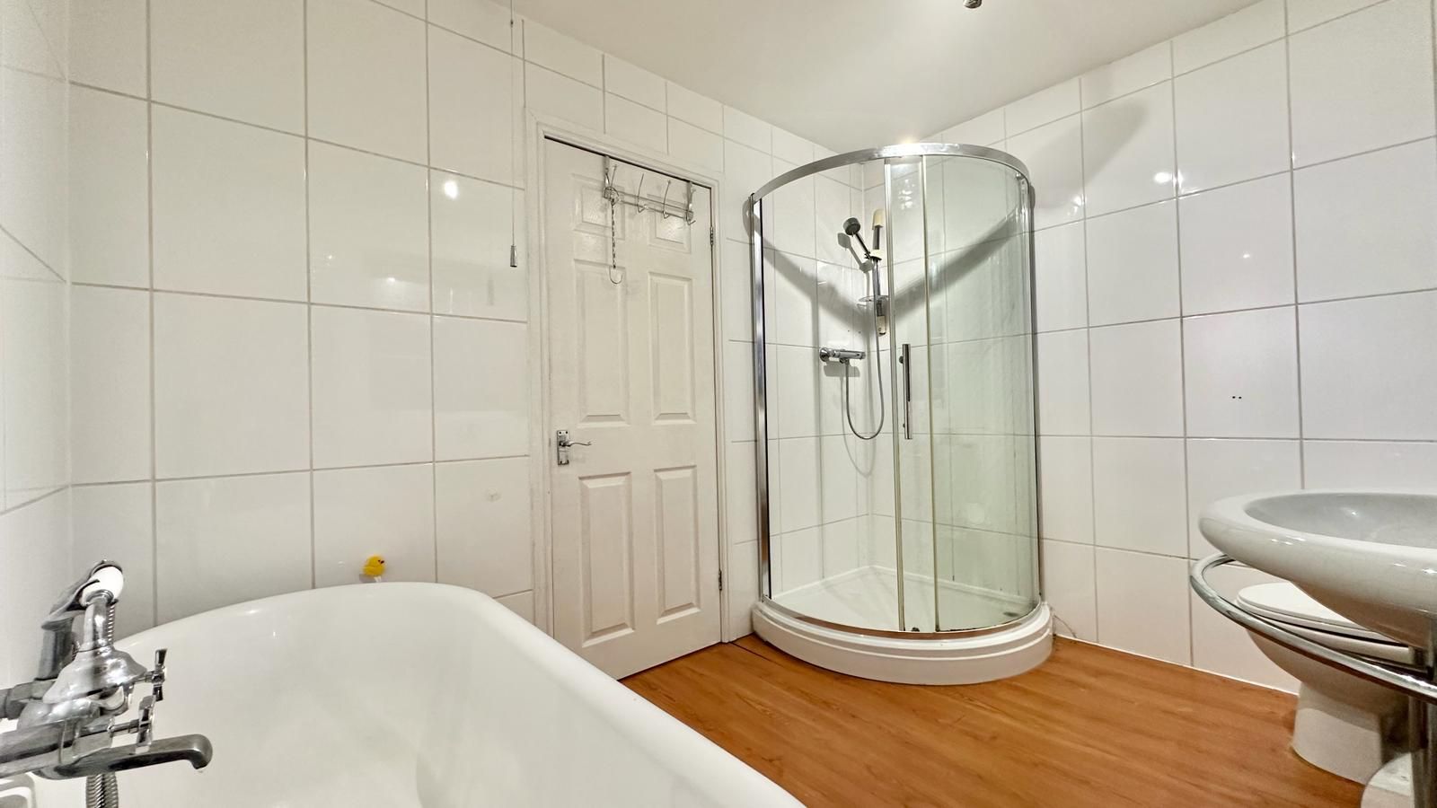 4 bedroom semi-detached house Sold in Coventry - Photograph 15.