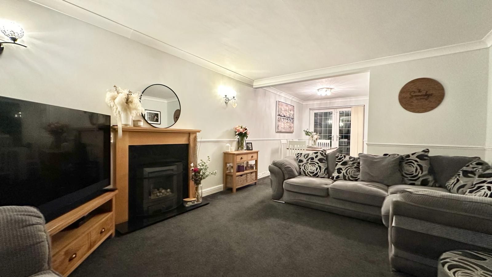 4 bedroom semi-detached house Sold in Coventry - Photograph 7.
