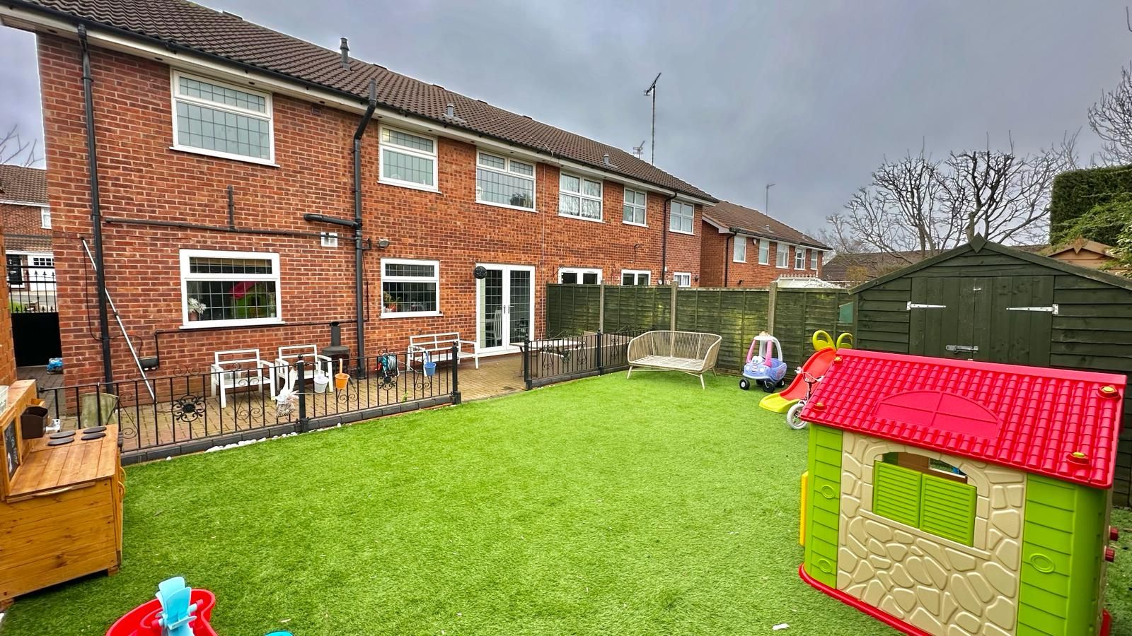 4 bedroom semi-detached house Sold in Coventry - Photograph 22.
